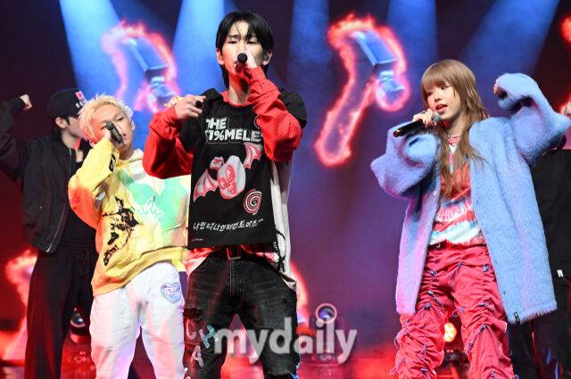 힙합 그룹 식구(SIKKOO) 가 29일 서울 청담동 일지아트홀에서 진행된 새 EP '간 (間)' 쇼케이스에서 멋진 무대를 선보이고 있다./사진 = 한혁승 기자