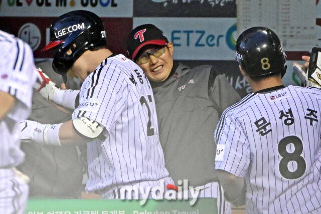 16일 서울 잠실야구장에서 열린 '2025 신한 SOL BANK KBO리그' 삼성 라이온즈와 LG 트윈스 경기. LG 박동원이 2회말 2사 1루에 동점 투런포를 치고 염경엽 감독과 하이파이브를 하고 있다./마이데일리