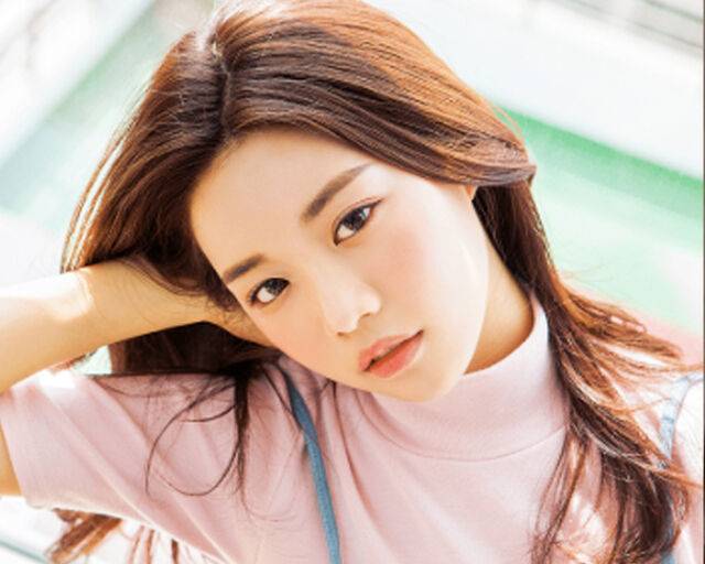 고윤정이 대학생 때 사진과 언니의 권유로 '대학내일' 잡지를 하게 됐다. / '대학내일' 잡지