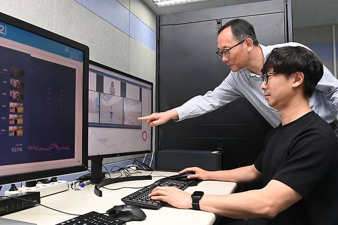 ETRI 연구진이 ‘사회적 상호작용 인식 AI 기술’을 활용하여 자폐스펙트럼장애 선별을 위한 영상을 분석하고 있다.[ETRI 제공]