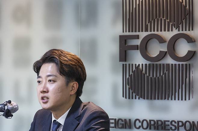 이준석 개혁신당 대선후보가 지난 28일 서울 중구 프레스센터 내 서울외신기자클럽에서 열린 간담회에서 자신의 정책 방향에 관해 설명하고 있다. [연합]