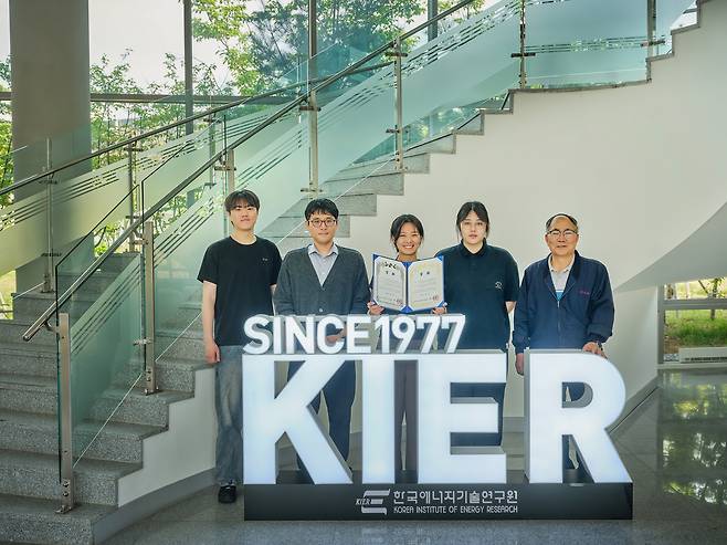 이번 연구를 수행한 연구진. 김재희(왼쪽부터) 학생연구원, 강성민 박사, 황은비 학생연구원, 윤수빈 학생연구원, 백동현 박사.[한국에너지기술연구원 제공]