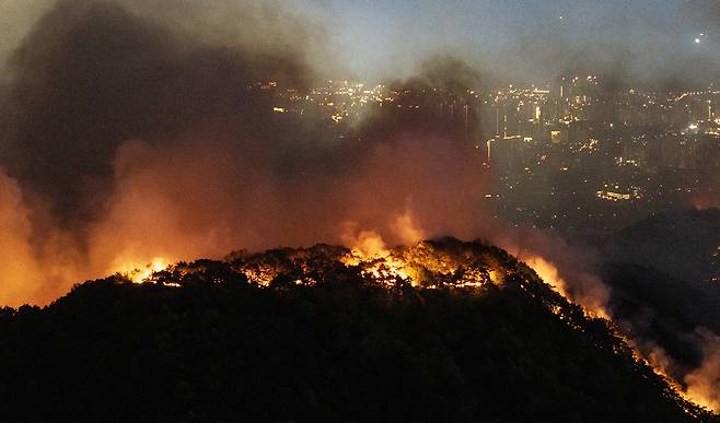 28일 오후 2시 1분께 대구 북구 노곡동 함지산에서 발생한 산불이 야간에도 확산하고 있다. [연합]