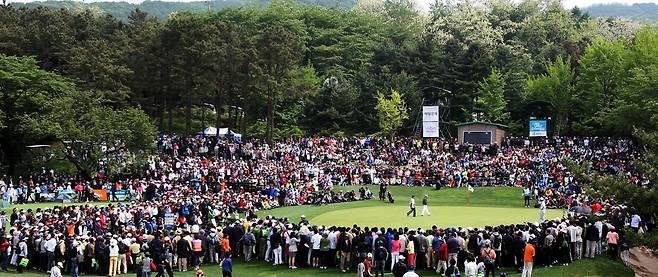 GS칼텍스 매경오픈에서 많은 갤러리가 선수들의 플레이를 지켜보는 모습    [KGA 제공]