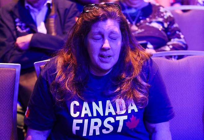 피에르 포일리에브르 캐나다 보수당 대표의 슬로건 ‘캐나다 우선(Canada first)’이라고 적힌 옷을 입은 한 지지자가 28일(현지시간) 캐나다 총선에서 자유당이 역전승을 거둔 것을 보고 아쉬운 표정을 감추지 못하고 있다. [로이터]