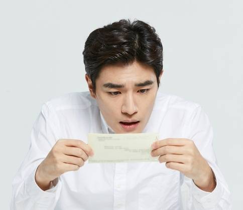 박세진(40) 씨는 돌어가신 어머니와 함께 살았던 아파트를 처분하기로 했다. 이 집은 4년 전 어머니로부터 상속받은 주택으로, 세진 씨는 20년 간 어머니를 모시며 이곳에서 지냈다. 보유도 거주 기간도 넉넉한 만큼 장기보유특별공제율을 최대치로 적용받을 수 있을 것 같아 세금 부담도 그리 크지 않다고 판단했다. 그런데 최근 세진 씨는 세무서로부터 신고 때보다 5300만원이 넘는 양도소득세를 더 내야 한다는 전화를 받았는데, 어떤 이유였던 것일까.  [게티이미지뱅크]