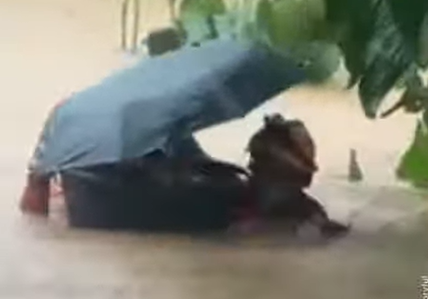 2021년 필리핀에 슈퍼태풍 라이가 상륙한 가운데, 주민들이 수영해 안전한 곳으로 피신하고 있다.[유튜브 nowthisimpact 채널 갈무리]