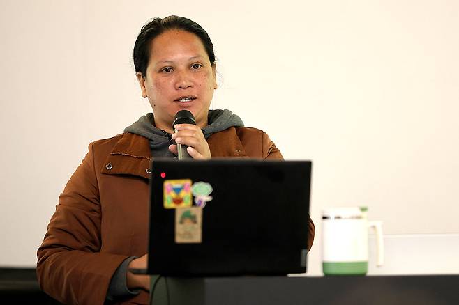 2021년 12월 필리핀을 강타한 슈퍼태풍 라이의 피해자 트릭시 수마바 엘(35) 씨가 서울 중구 정동에서 열린 ‘전략적 기후 소송에 관한 글로벌 워크숍’에 참석해 발언하고 있다.[그린피스 제공]