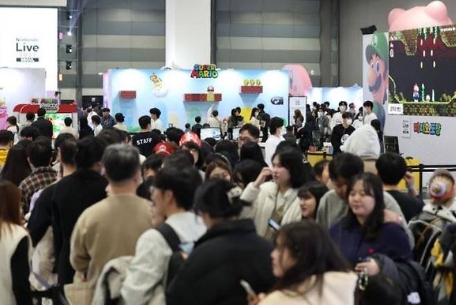 닌텐도 게임기를 사기 위해 몰려든 사람들. [뉴시스]