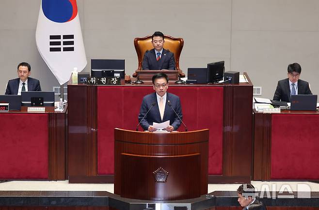 [서울=뉴시스] 고승민 기자 = 28일 서울 여의도 국회에서 열린 제424회 국회(임시회) 예산결산특별위원회 제1차 전체회의에서 최상목 경제부총리 겸 기획재정부 장관이 2025년도 제1회 추가경정예산안 제안설명을 하고 있다. 2025.04.28. kkssmm99@newsis.com