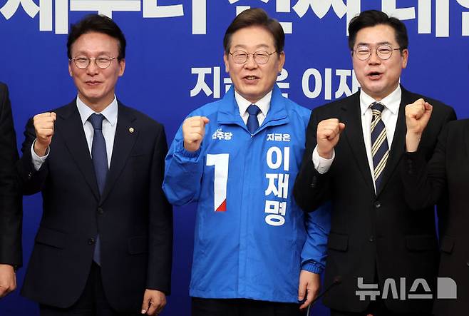 [서울=뉴시스] 조성봉 기자= 이재명 더불어민주당 제21대 대통령 선거 후보가 28일 오전 서울 여의도 국회에서 열린 최고위원회의에서 박찬대 당 대표 직무대행 겸 원내대표, 김민석 최고위원과 기념촬영을 하고 있다. 2025.04.28. suncho21@newsis.com