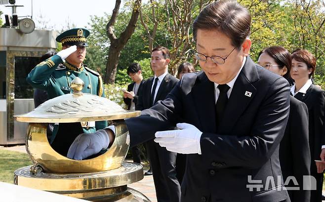 [서울=뉴시스] 조성우 기자 = 이재명 더불어민주당 제21대 대통령 선거 후보가 28일 오전 서울 동작구 국립서울현충원에서 김대중 전 대통령의 묘역에 분향하고 있다. (공동취재) 2025.04.28. photo@newsis.com