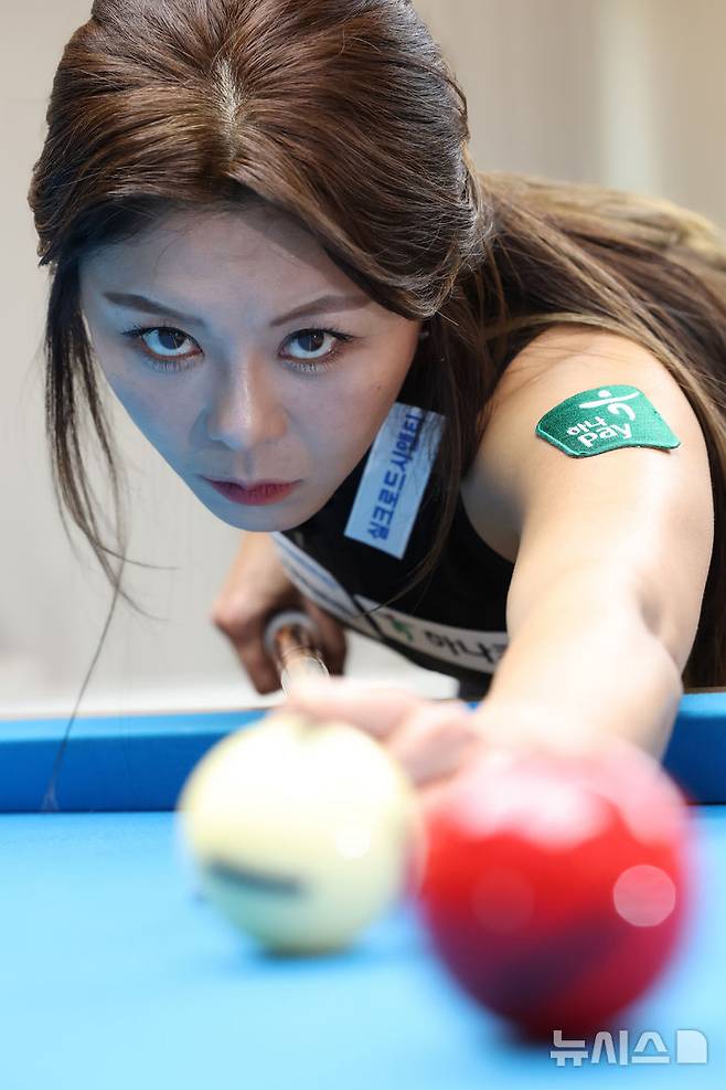 [고양=뉴시스] 김금보 기자 = LPBA 프로 김가영이 28일 오후 경기도 고양시 자신의 개인 연습장에서 스트로크를 하고 있다. 2025.04.29. kgb@newsis.com