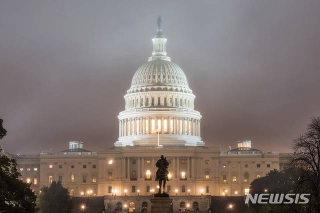 【워싱턴=AP/뉴시스】 미 의회 건물. 미 하원이 28일(현지시각) 압도적 찬성으로 복수 포르노를 금지하는 "삭제법"을 채택했다. 2025.4.29.