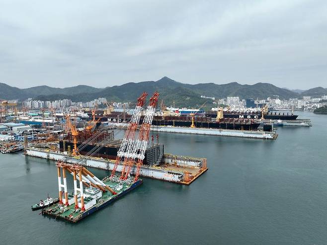 [거제=뉴시스] 신정철 기자= 한화오션은 생산력 향상을 위해 세계 최고 수준의 18만t급 부유식 도크와 6500t 급 초대형 해상 크레인을 새롭게 도입한다고 28일 밝혔다.사진은 한화오션 부유식 도크에서 건조되고 있는 선박 모습.(사진=한화오션 제공).2025.04.28. photo@newsis.com *재판매 및 DB 금지