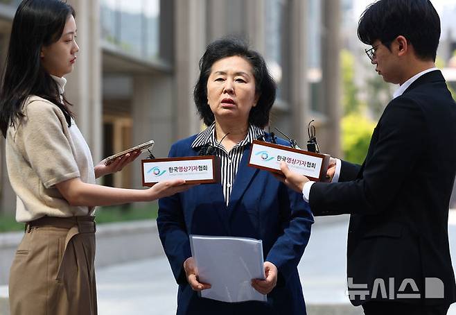 [서울=뉴시스] 김근수 기자 = 윤석열 전 대통령 부부의 공천 개입 의혹을 받는 김영선 전 의원이 29일 서울 서초구 서울고등검찰청으로 조사를 받기 위해 출석하고 있다. 2025.04.29. ks@newsis.com