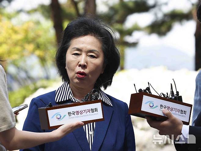 [서울=뉴시스] 김근수 기자 = 윤석열 전 대통령 부부의 공천 개입 의혹을 받는 김영선 전 의원이 29일 서울 서초구 서울고등검찰청으로 조사를 받기 위해 출석하고 있다. 2025.04.29. ks@newsis.com