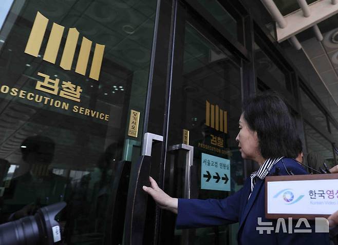 [서울=뉴시스] 김근수 기자 = 윤석열 전 대통령 부부의 공천 개입 의혹을 받는 김영선 전 의원이 29일 서울 서초구 서울고등검찰청으로 조사를 받기 위해 출석하고 있다. 2025.04.29. ks@newsis.com