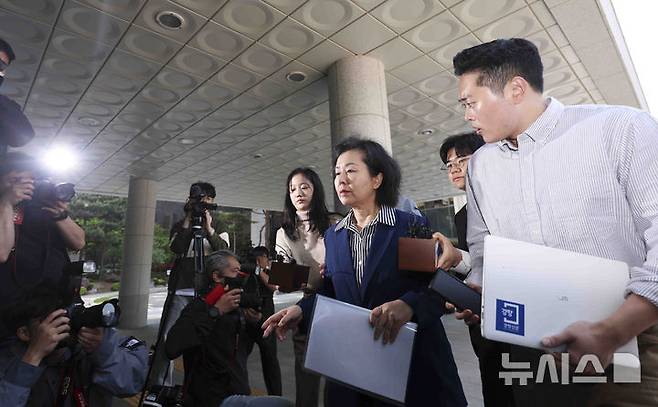 [서울=뉴시스] 김근수 기자 = 윤석열 전 대통령 부부의 공천 개입 의혹을 받는 김영선 전 의원이 29일 서울 서초구 서울고등검찰청으로 조사를 받기 위해 출석하고 있다. 2025.04.29. ks@newsis.com