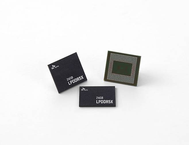 [서울=뉴시스]  SK하이닉스 24GB LPDDR5X 모바일 D램. (사진=SK하이닉스) 2023.08.11. photo@newsis.com  *재판매 및 DB 금지