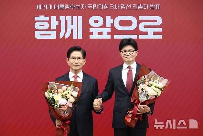 [서울=뉴시스] 고승민 기자 = 29일 서울 여의도 국민의힘 당사에서 열린 제21대 대통령 후보자 국민의힘 3차 경선 진출자 발표 행사에서 3차 경선에 진출한 김문수(가나다순) 후보와 한동훈 후보가 기념촬영을 하고 있다. 2025.04.29. kkssmm99@newsis.com