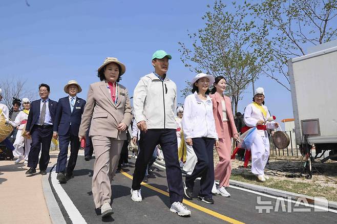 [서울=뉴시스] 김근수 기자 = 오세훈(왼쪽 두번째) 서울시장이 29일 서울 강동구 암사 초록길에서 열린 개통식에 참석해 있다. 2025.04.29. ks@newsis.com