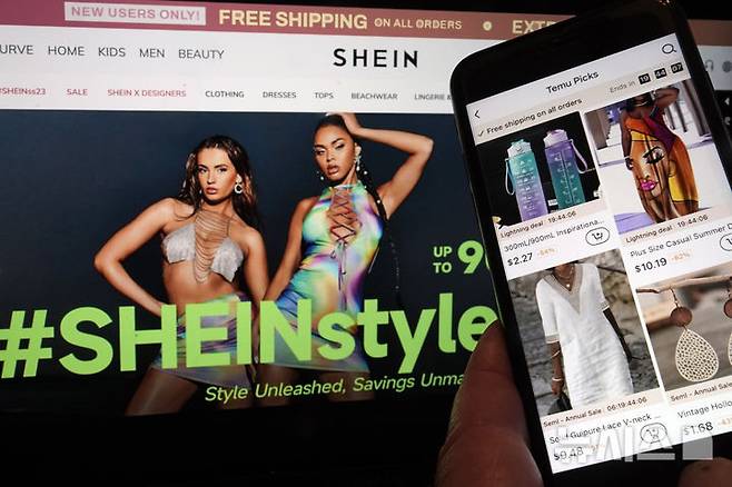 [뉴욕=AP/뉴시스] 중국 전자상거래업체 테무가 도널드 트럼프 미국 대통령이 중국에 부과한 145%의 관세에 대응해 약 145%에 달하는 수입 수수료를 부과하기 시작했다고 28일(현지 시간) CNBC가 보도했다. 사진은 쉬인의 영어 홈페이지와 테무의 모바일 홈페이지. 2025.04.29.