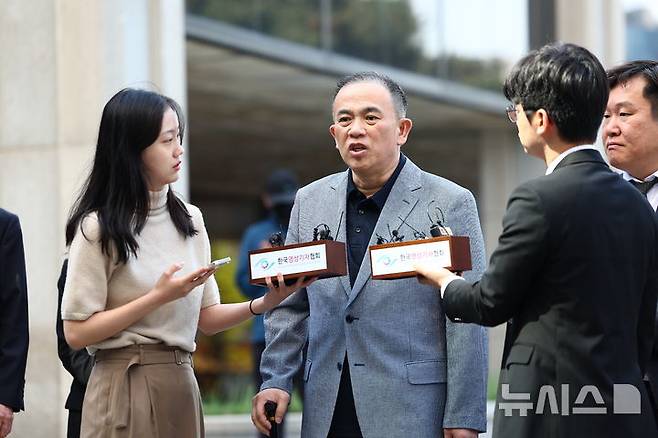 [서울=뉴시스] 김근수 기자 = 윤석열 전 대통령 부부의 공천 개입 의혹을 받는 명태균 씨가 29일 서울 서초구 서울고등검찰청으로 조사를 받기 위해 출석하고 있다. 2025.04.29. ks@newsis.com