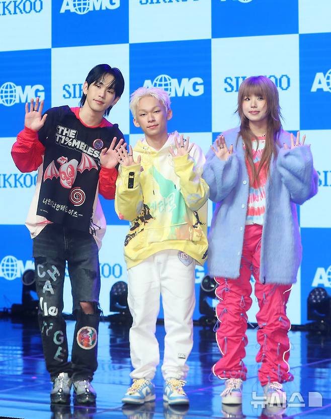 [서울=뉴시스] 김혜진 기자 = 그룹 식구(왼쪽부터 요시, 구민재, 이백)가 29일 오후 서울 강남구 일지아트홀에서 열린 데뷔 앨범 '간 (間)' 발매 기념 쇼케이스에서 포즈를 취하고 있다.타이틀곡 '방앗간'은 가짜 래퍼들과의 싸움을 끝낸 후 승리의 기쁨을 만끽하는 식구의 모습을 그린 곡이다. 2025.04.29. jini@newsis.com