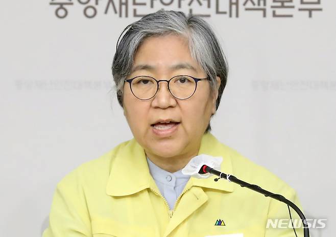 [서울=뉴시스] 윤석열 대통령이 17일 질병관리청장에 백경란 성균관대 의과대학 교수를 임명했다. 이에 따라 정은경 질병관리청장의 코로나19 방역 사령관이었던 정은경 질병관리청장의 임기가 종료된다. 사진은 지난 4월 29일 정 청장이 세종시 정부세종청사에서 브리핑을 하는 모습. (사진=뉴시스 DB) 2022.05.17. photo@newsis.com