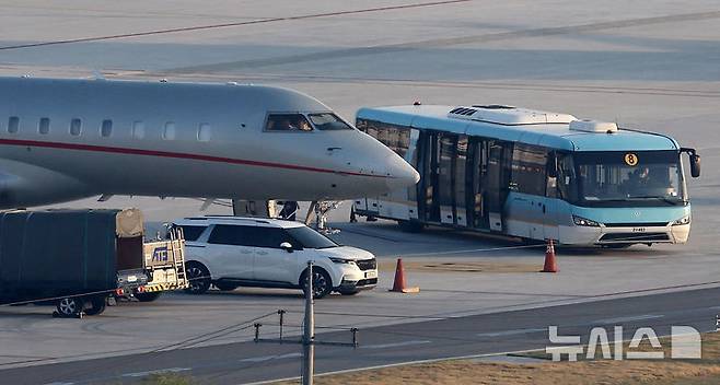 [서울=뉴시스] 김명년 기자 = 도널드 트럼프 미국 대통령의 장남 트럼프 주니어가 탑승한 항공기가 29일 서울 강서구 김포공항에 착륙하고 있다. 정용진 신세계그룹 회장의 초청으로 한국을 찾는 트럼프 주니어는 국내 주요 대기업 총수와 개별 면담을 가질 예정이다.(공동취재) 2025.04.29. kmn@newsis.com