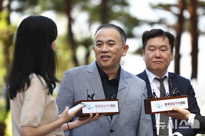 [서울=뉴시스] 김근수 기자 = 윤석열 전 대통령 부부의 공천 개입 의혹을 받는 명태균 씨가 29일 서울 서초구 서울고등검찰청으로 조사를 받기 위해 출석하고 있다. 2025.04.29. ks@newsis.com