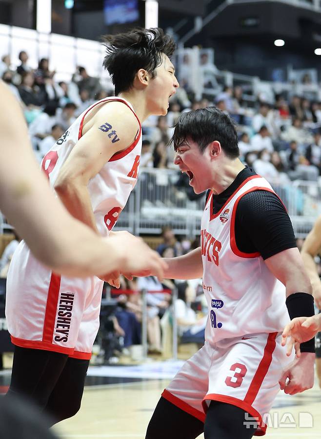 [수원=뉴시스] 황준선 기자 = 29일 오후 경기 수원시 권선구 KT소닉붐아레나에서 열린 2024~2025 프로농구 4강 플레이오프 수원KT와 서울SK의 4차전, SK 안영준이 골을 넣은 뒤 최원혁과 기뻐하고 있다. 2025.04.29. hwang@newsis.com