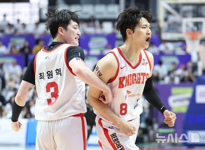 [수원=뉴시스] 황준선 기자 = 29일 오후 경기 수원시 권선구 KT소닉붐아레나에서 열린 2024~2025 프로농구 4강 플레이오프 수원KT와 서울SK의 4차전, SK 안영준이 골을 넣은 뒤 최원혁과 기뻐하고 있다. 2025.04.29. hwang@newsis.com