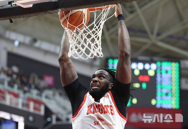 [수원=뉴시스] 황준선 기자 = 29일 오후 경기 수원시 권선구 KT소닉붐아레나에서 열린 2024~2025 프로농구 4강 플레이오프 수원KT와 서울SK의 4차전, SK 자밀 워니가 골을 넣고 있다. 2025.04.29. hwang@newsis.com