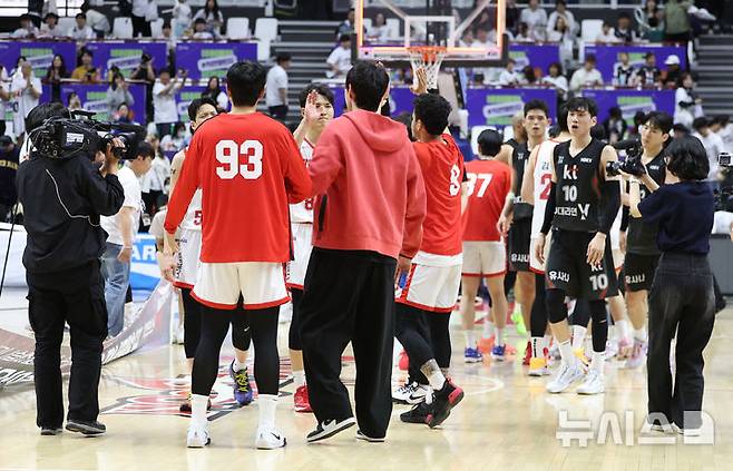 [수원=뉴시스] 황준선 기자 = 29일 오후 경기 수원시 권선구 KT소닉붐아레나에서 열린 2024~2025 프로농구 4강 플레이오프 수원KT와 서울SK의 4차전, 57-69로 승리한 SK 선수들이 자축하고 있다. 2025.04.29. hwang@newsis.com