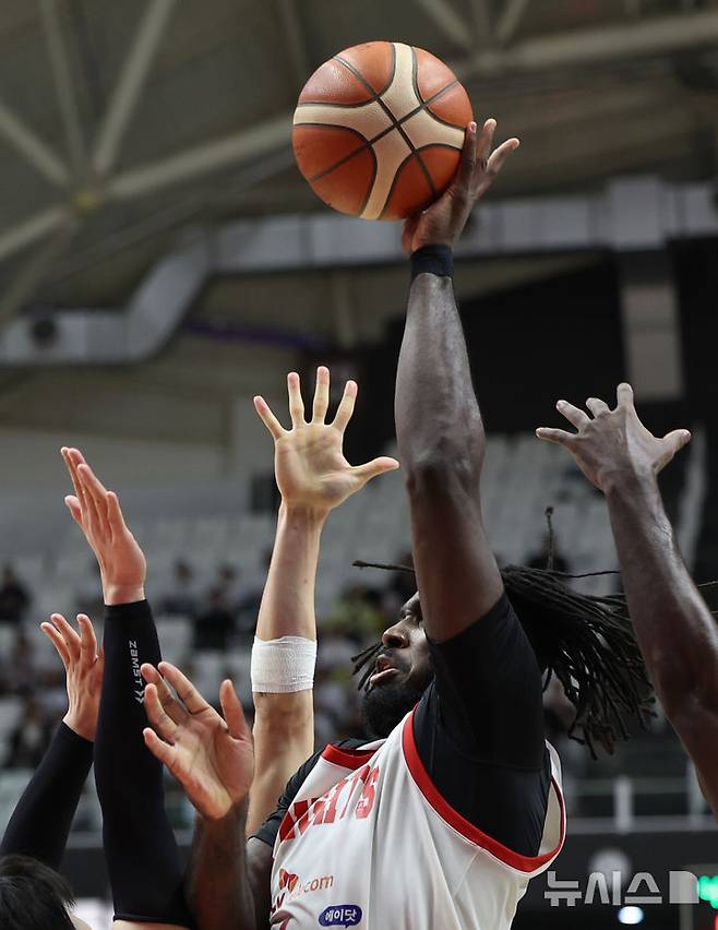 [수원=뉴시스] 황준선 기자 = 29일 오후 경기 수원시 권선구 KT소닉붐아레나에서 열린 2024~2025 프로농구 4강 플레이오프 수원KT와 서울SK의 4차전, SK 자밀 워니가 슛 하고 있다. 2025.04.29. hwang@newsis.com