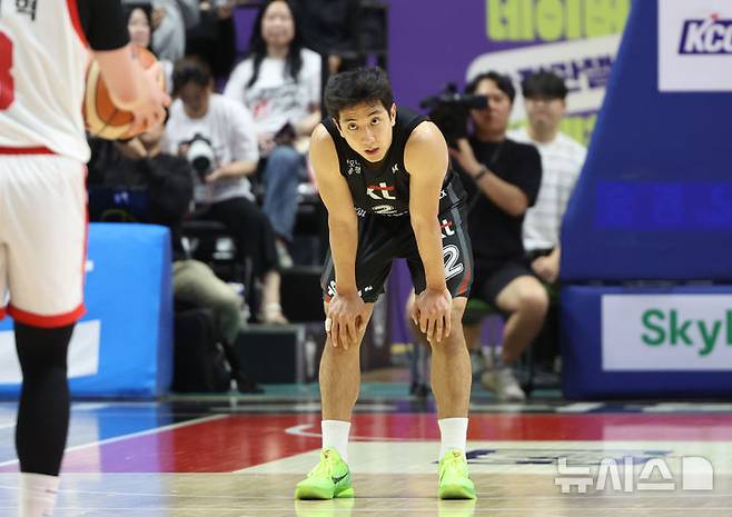 [수원=뉴시스] 황준선 기자 = 29일 오후 경기 수원시 권선구 KT소닉붐아레나에서 열린 2024~2025 프로농구 4강 플레이오프 수원KT와 서울SK의 4차전, 57-69로 패배한 KT 허훈이 아쉬워하고 있다. 2025.04.29. hwang@newsis.com