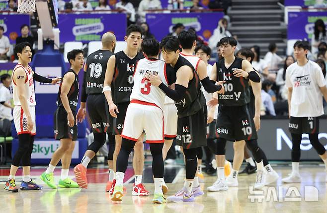 [수원=뉴시스] 황준선 기자 = 29일 오후 경기 수원시 권선구 KT소닉붐아레나에서 열린 2024~2025 프로농구 4강 플레이오프 수원KT와 서울SK의 4차전, 57-69로 승리한 SK 선수들이 KT 선수들과 인사하고 있다. 2025.04.29. hwang@newsis.com