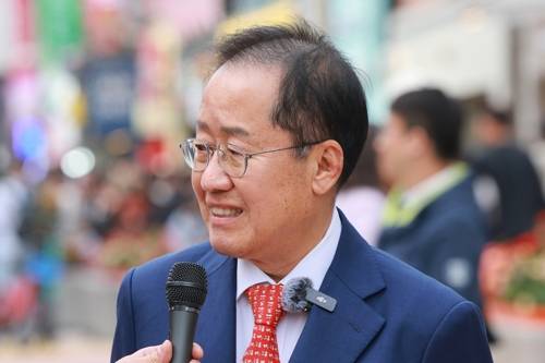 홍대거리 찾은 국민의힘 홍준표 대선 경선 후보 홍대거리 찾은 국민의힘 홍준표 대선 경선 후보     (서울=연합뉴스) 신현우 기자 = 국민의힘 홍준표 대선 경선 후보가 27일 서울 마포구 KT&G상상마당 인근 홍대거리에서 기자 간담회를 하고 있다. 2025.4.27     nowwego@yna.co.kr (끝)   <저작권자(c) 연합뉴스, 무단 전재-재배포, AI 학습 및 활용 금지>