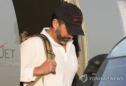 트럼프 주니어 김포공항 도착 (서울=연합뉴스) 도널드 트럼프 미국 대통령의 장남 트럼프 주니어가 29일 서울 강서구 김포공항에 도착,전용기에서 내리고 있다. 정용진 신세계그룹 회장의 초청으로 한국을 찾는 트럼프 주니어는 국내 주요 대기업 총수와 개별 면담을 가질 예정이다. 2025.4.29 [공항사진기자단] photo@yna.co.kr