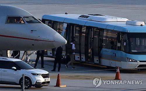 트럼프 주니어 김포공항 도착 (서울=연합뉴스) 이진욱 기자 = 도널드 트럼프 미국 대통령의 장남 트럼프 주니어가 29일 서울 강서구 김포공항에 전용기로 도착, 버스에 오르고 있다. 정용진 신세계그룹 회장의 초청으로 한국을 찾는 트럼프 주니어는 국내 주요 대기업 총수와 개별 면담을 가질 예정이다. 2025.4.29 cityboy@yna.co.kr