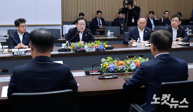 이재명 더불어민주당 대선 후보가 28일 오후 경기도 이천시 SK하이닉스에서 열린 'K-반도체' AI메모리반도체 기업 간담회에 참석해 발언을 하고 있다. 국회사진취재단