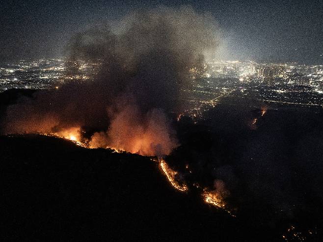28일 오후 2시 1분께 대구 북구 노곡동 함지산에서 발생한 산불이 야간에도 확산하고 있다. 연합뉴스