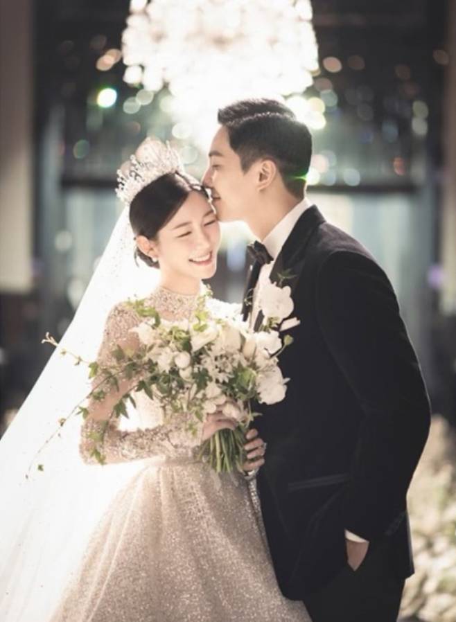 왼쪽부터 이다인-이승기 부부. 휴먼메이드 제공