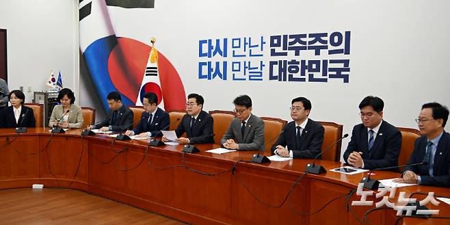 더불어민주당 박찬대 당대표 직무대행 겸 원내대표가 29일 서울 여의도 국회에서 열린 원내대책회의에서 발언을 하고 있다. 윤창원 기자