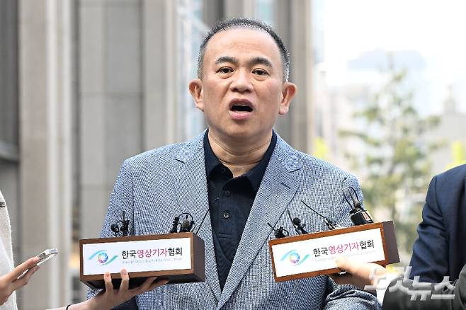 윤석열 전 대통령 부부 공천 개입 의혹의 핵심 인물인 명태균 씨가 29일 오전 서울 서초구 서울고등검찰청에 조사를 받기 위해 출석하고 있다. 명 씨가 창원지검이 아닌 서울중앙지검에 출석해 조사를 받는 건 이번이 처음이다. 류영주 기자