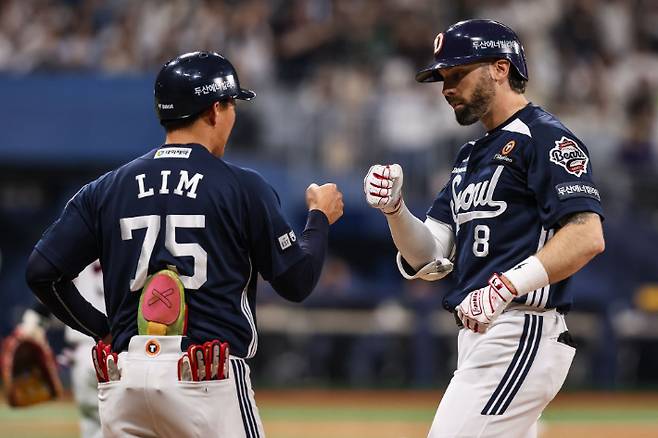 두산 외국인 타자 제이크 케이브(오른쪽). 두산