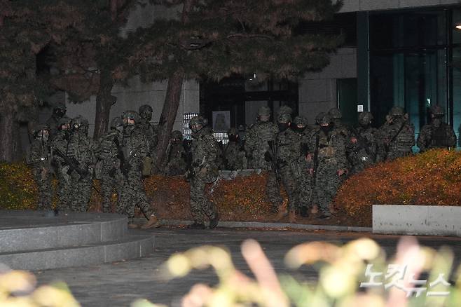 지난해 12월 4일 새벽 서울 여의도 국회의사당에서 군 병력이 비상계엄 해제 요구 결의안이 가결되자 철수하고 있다. 류영주 기자