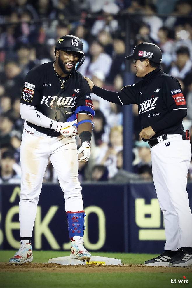 kt 로하스가 29일 두산과 원정에서 적시타를 터뜨린 뒤 이종범 코치의 격려를 받고 있다. kt